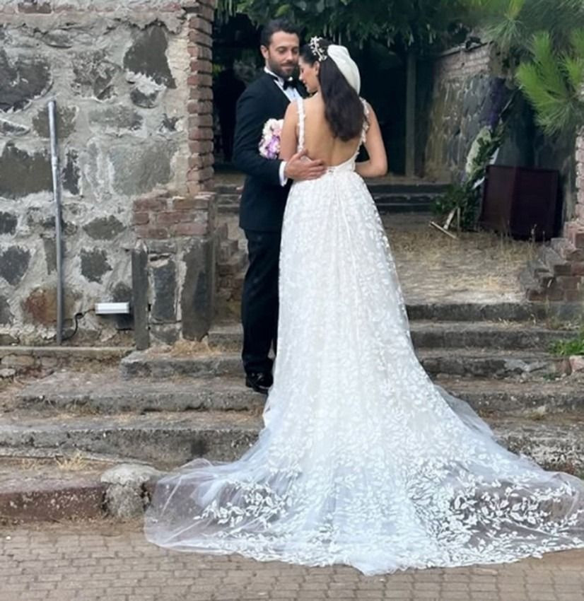 Akasya Durağı’nın Zeyno'su Sitare Akbaş evlendi! Gelinlik tarzı olay oldu! - Sayfa 3