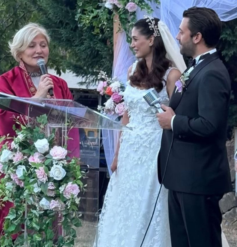 Akasya Durağı’nın Zeyno'su Sitare Akbaş evlendi! Gelinlik tarzı olay oldu! - Sayfa 2