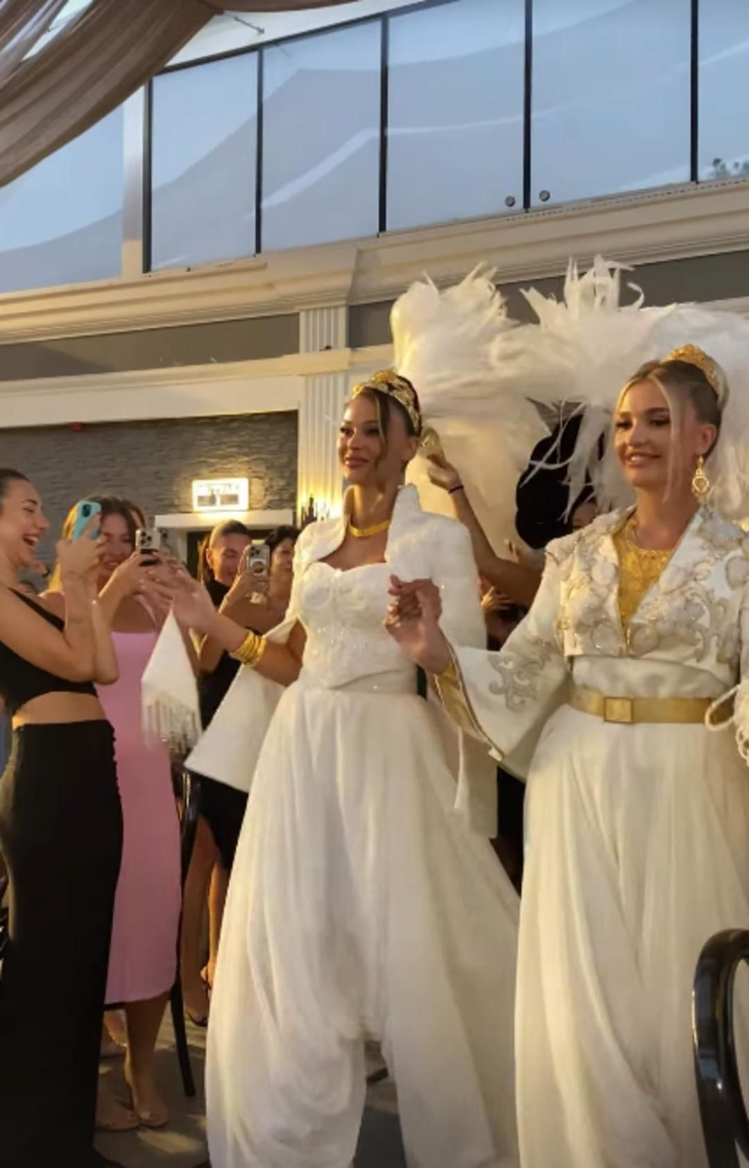 Survivor Berkan ve sevgilisi Lale Onuk evleniyor! Geleneksel kına gecesi olay yarattı! - Sayfa 4