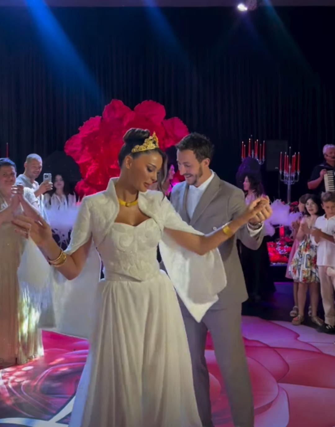 Survivor Berkan ve sevgilisi Lale Onuk evleniyor! Geleneksel kına gecesi olay yarattı! - Sayfa 2