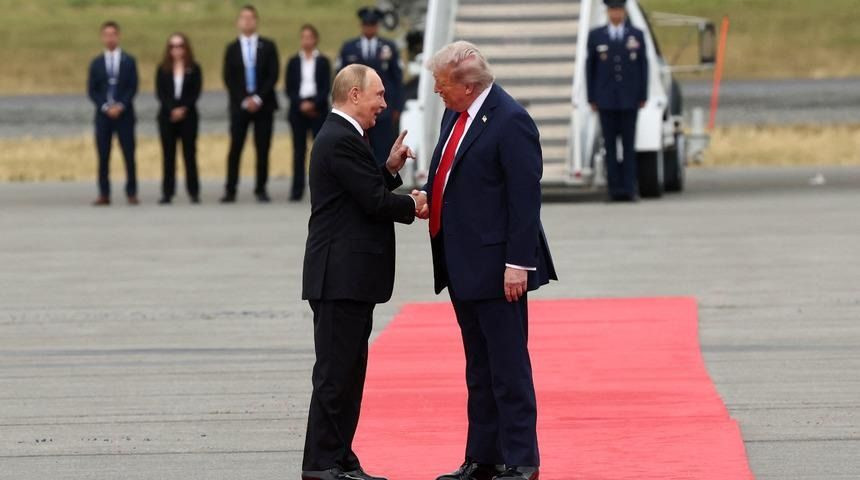 Trump ve Putin buluştu, ilk kareler geldi! Alaska’da tarihi zirve - Sayfa 1