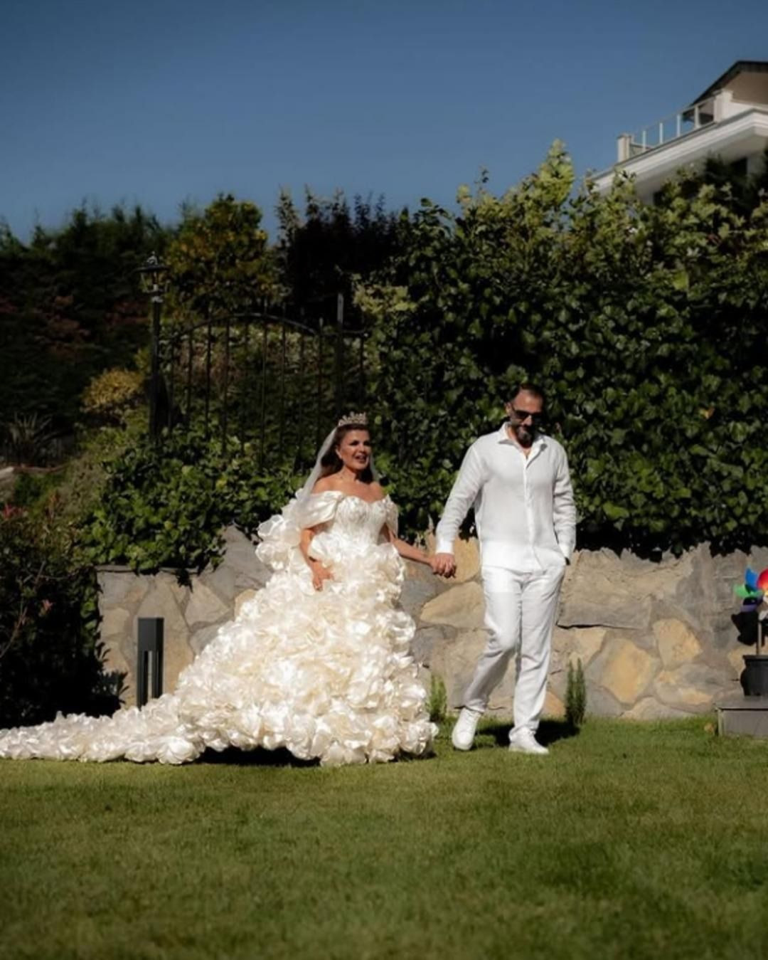 Astrolog Nuray Sayarı evlendi, gelinliği sosyal medyanın diline düştü - Sayfa 2