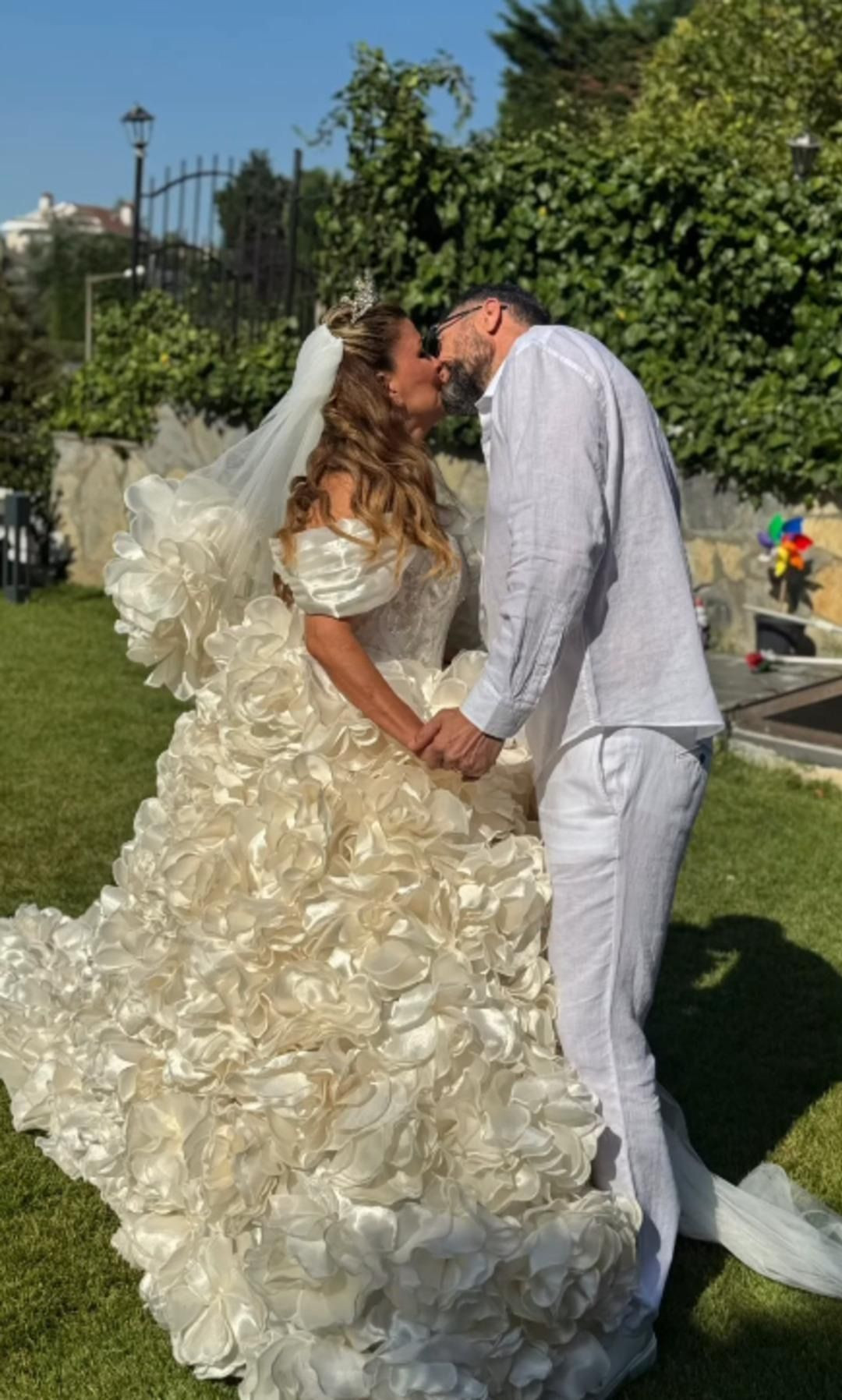 Astrolog Nuray Sayarı evlendi, gelinliği sosyal medyanın diline düştü - Sayfa 4