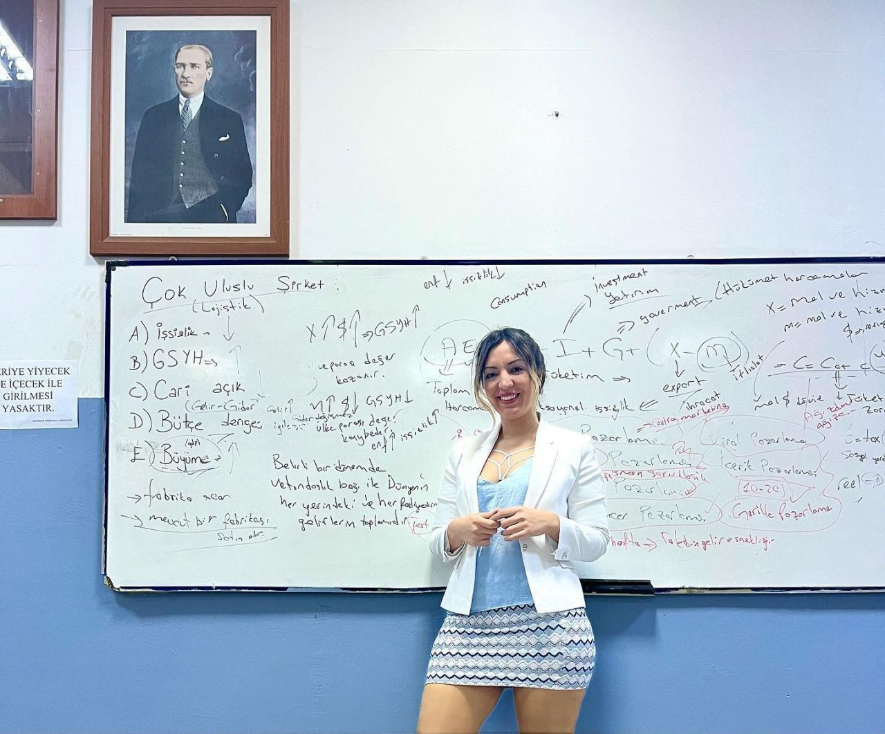 Fidan öğretmen artık böyle ders anlatamayacak! Mini etek ve dekoltesi ile gündem olmuştu… - Sayfa 1