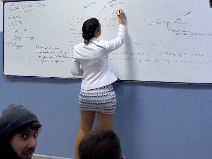 Fidan öğretmen artık böyle ders anlatamayacak! Mini etek ve dekoltesi ile gündem olmuştu… - Sayfa 4