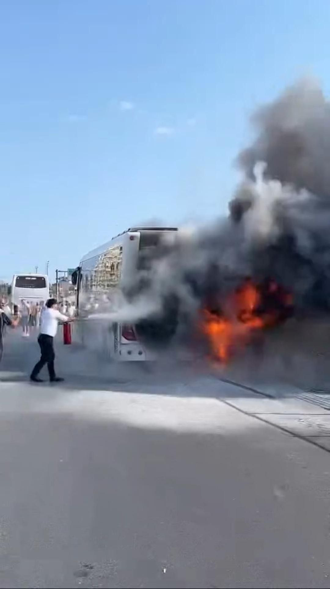 İstanbul’da panik anları! Seyir halindeki otobüs alev topuna döndü! - Sayfa 2