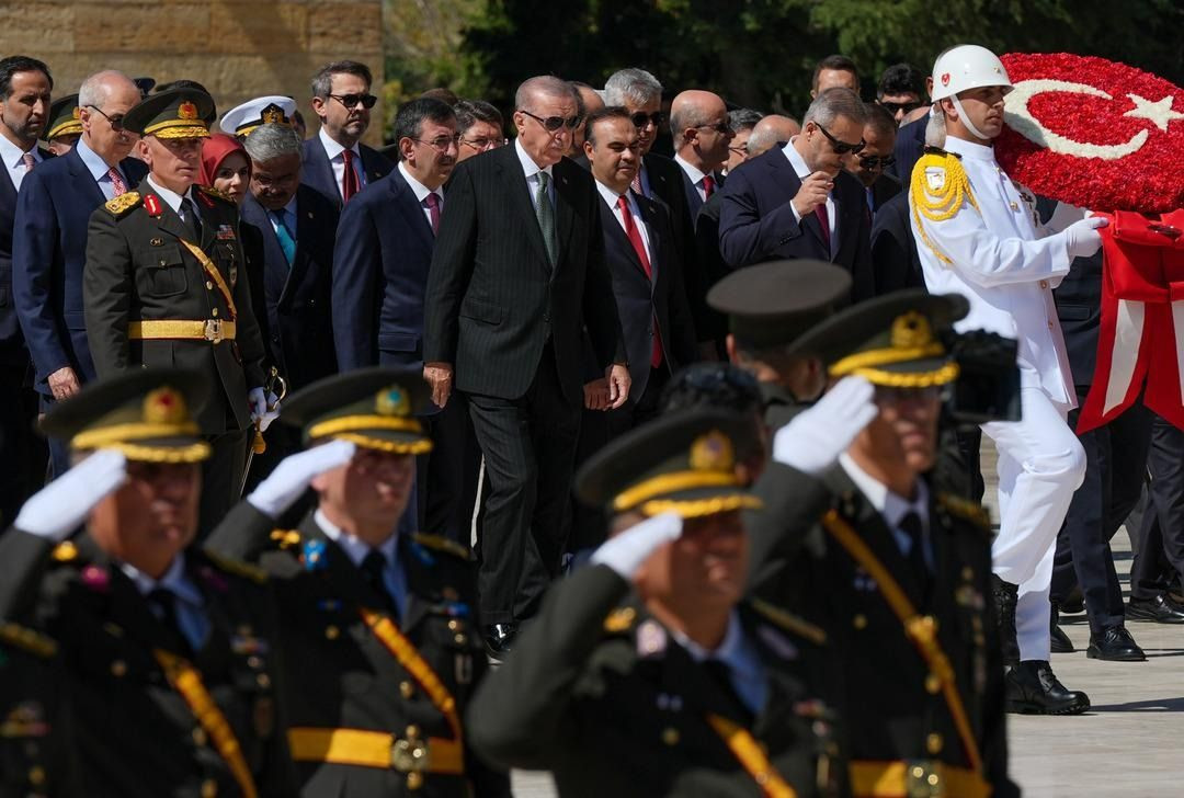 Cumhurbaşkanı Erdoğan ve devlet erkanı Ata'nın huzurunda! "Emanetimiz emin ve ehil koridorlarda" - Sayfa 3