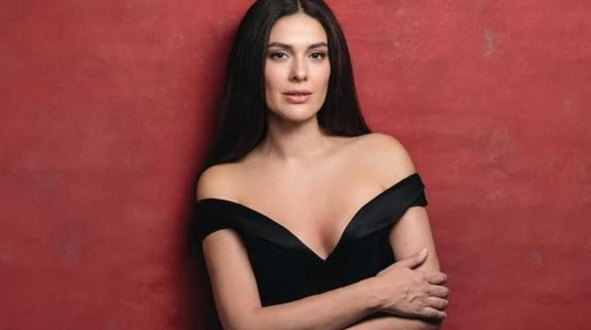 Ünlü oyuncu Bergüzar Korel makyajsız haliyle şaşırttı! O detay dikkat çekti! - Sayfa 1