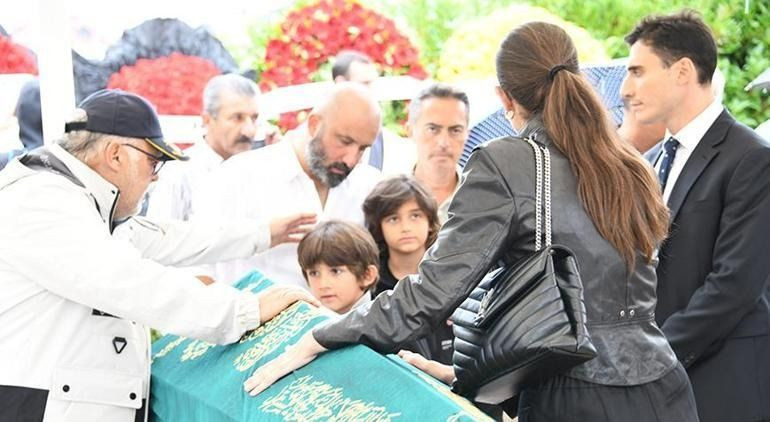 İş insanı Halit Yukay son yolculuğuna uğurlandı! Kıvanç Tatlıtuğ gözyaşlarını tutamadı - Sayfa 2