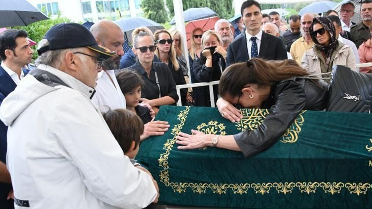 İş insanı Halit Yukay son yolculuğuna uğurlandı! Kıvanç Tatlıtuğ gözyaşlarını tutamadı - Sayfa 4