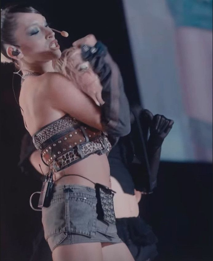 Manifest'in +18 konseri sosyal medyayı salladı! Sahne kıyafetleri ve dansları ayrı olay… - Sayfa 12