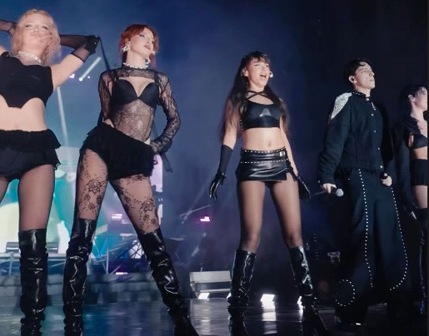 Manifest'in +18 konseri sosyal medyayı salladı! Sahne kıyafetleri ve dansları ayrı olay… - Sayfa 16