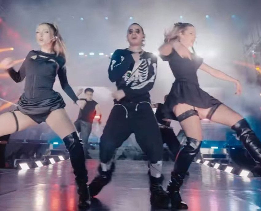 Manifest'in +18 konseri sosyal medyayı salladı! Sahne kıyafetleri ve dansları ayrı olay… - Sayfa 20