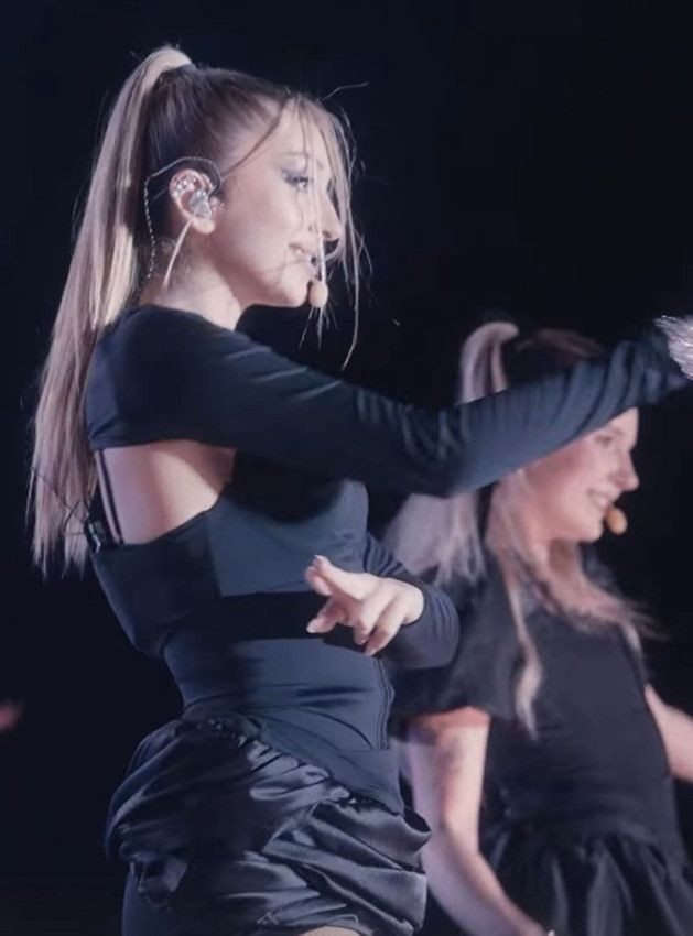 Manifest'in +18 konseri sosyal medyayı salladı! Sahne kıyafetleri ve dansları ayrı olay… - Sayfa 9