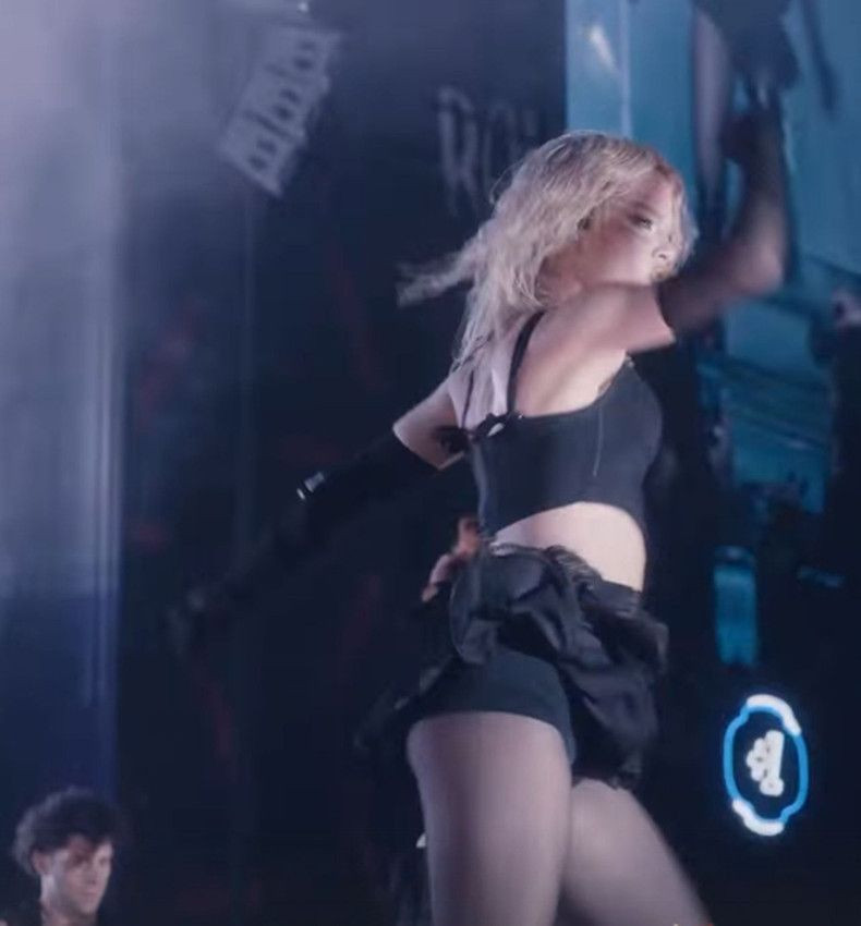 Manifest'in +18 konseri sosyal medyayı salladı! Sahne kıyafetleri ve dansları ayrı olay… - Sayfa 10