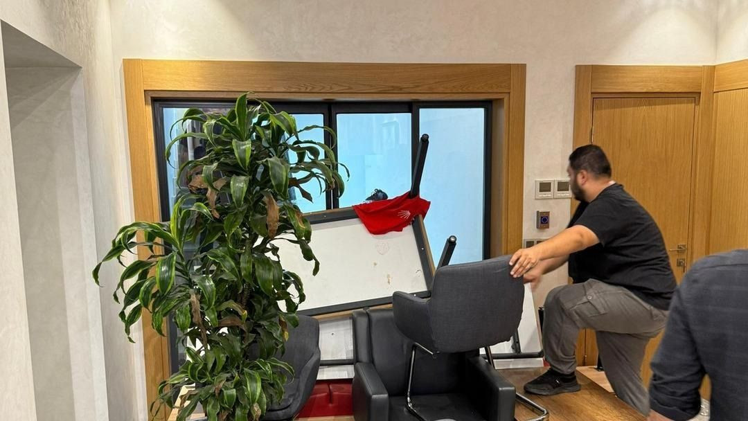 CHP İstanbul İl Başkanlığı'nda tarihi görüntü! Vekiller makam odasına barikat kurdu - Sayfa 4