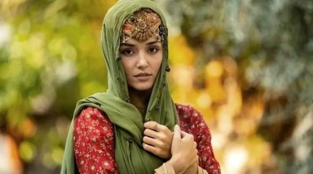 Hande Erçel’in başörtülü pozları olay yarattı: Sosyal medya yıkıldı! - Sayfa 3