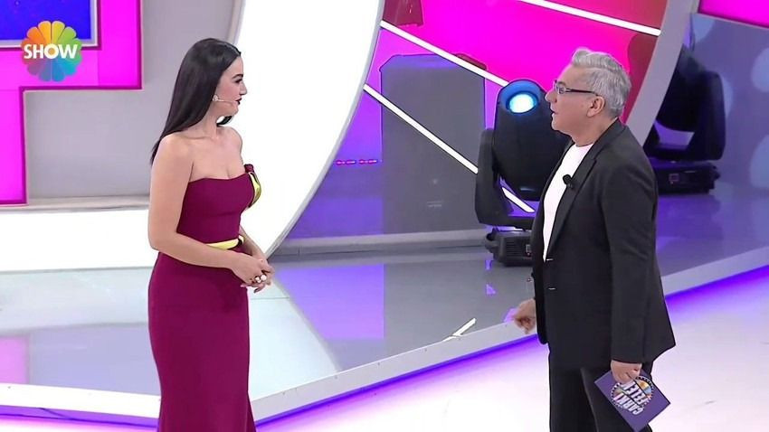 Çarkıfelek'in hostesiydi, güzelliği ile mest etti! Emel Özkızıltaş değişimiyle gündemde... - Sayfa 1