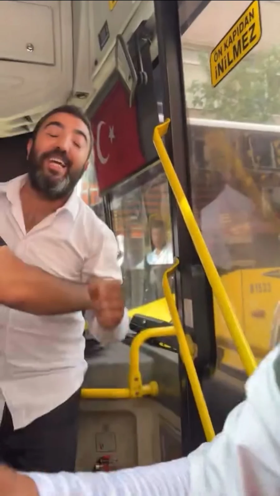 İETT'de karekod kavgası! Birbirlerine girdiler! Küçük kız gözyaşlarına boğuldu - Sayfa 1