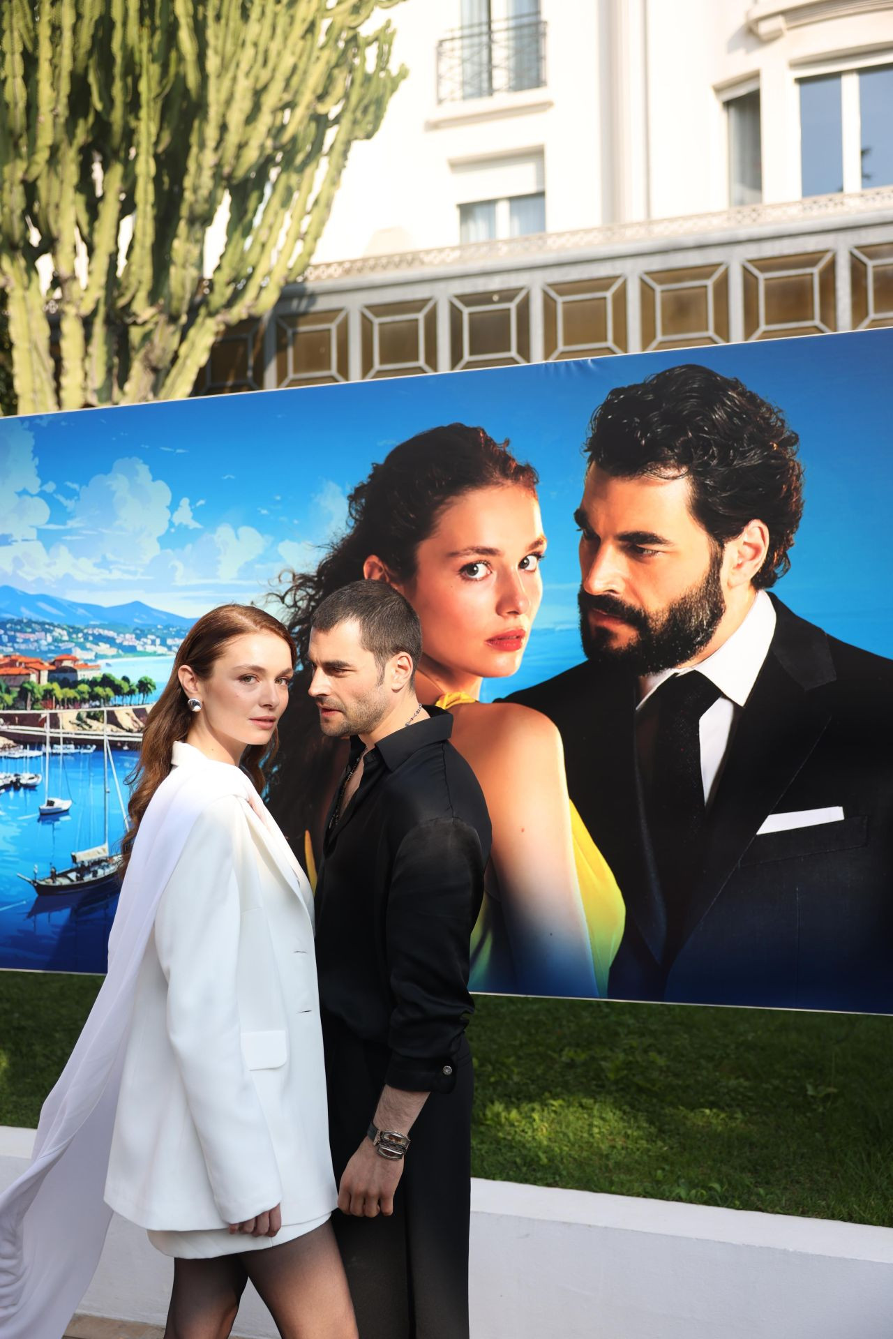 Cannes’da “Veliaht” rüzgârı! Akın Akınözü dedesinin madalyasıyla onurlandırdı - Sayfa 1