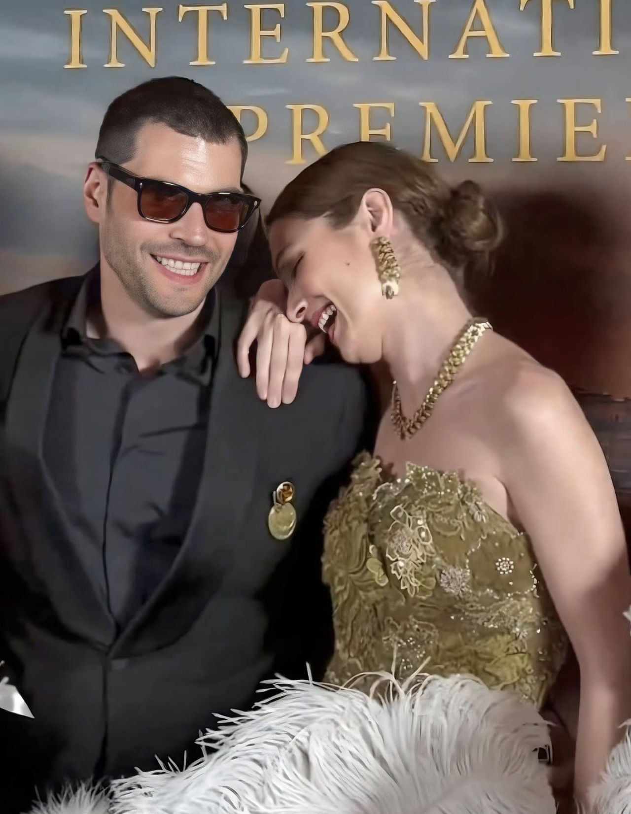 Cannes’da “Veliaht” rüzgârı! Akın Akınözü dedesinin madalyasıyla onurlandırdı - Sayfa 3