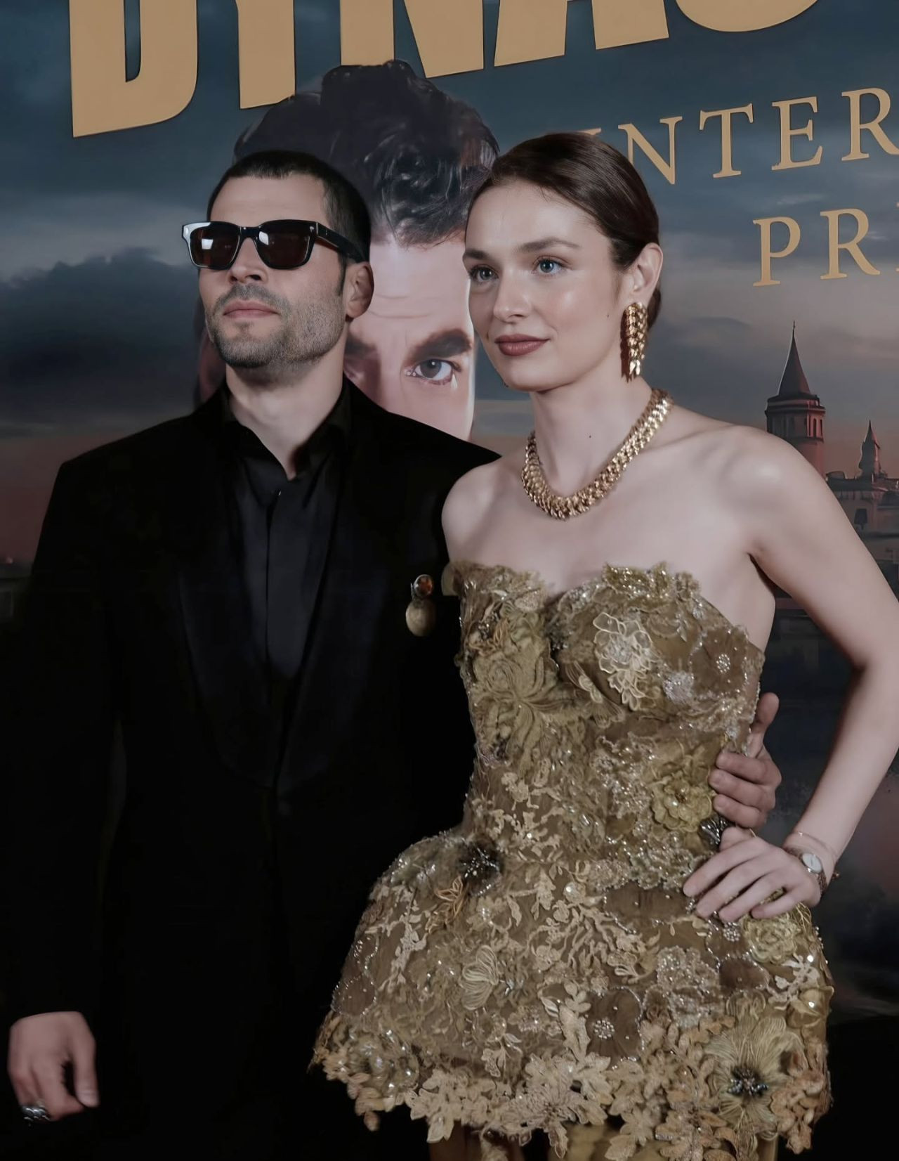 Cannes’da “Veliaht” rüzgârı! Akın Akınözü dedesinin madalyasıyla onurlandırdı - Sayfa 4