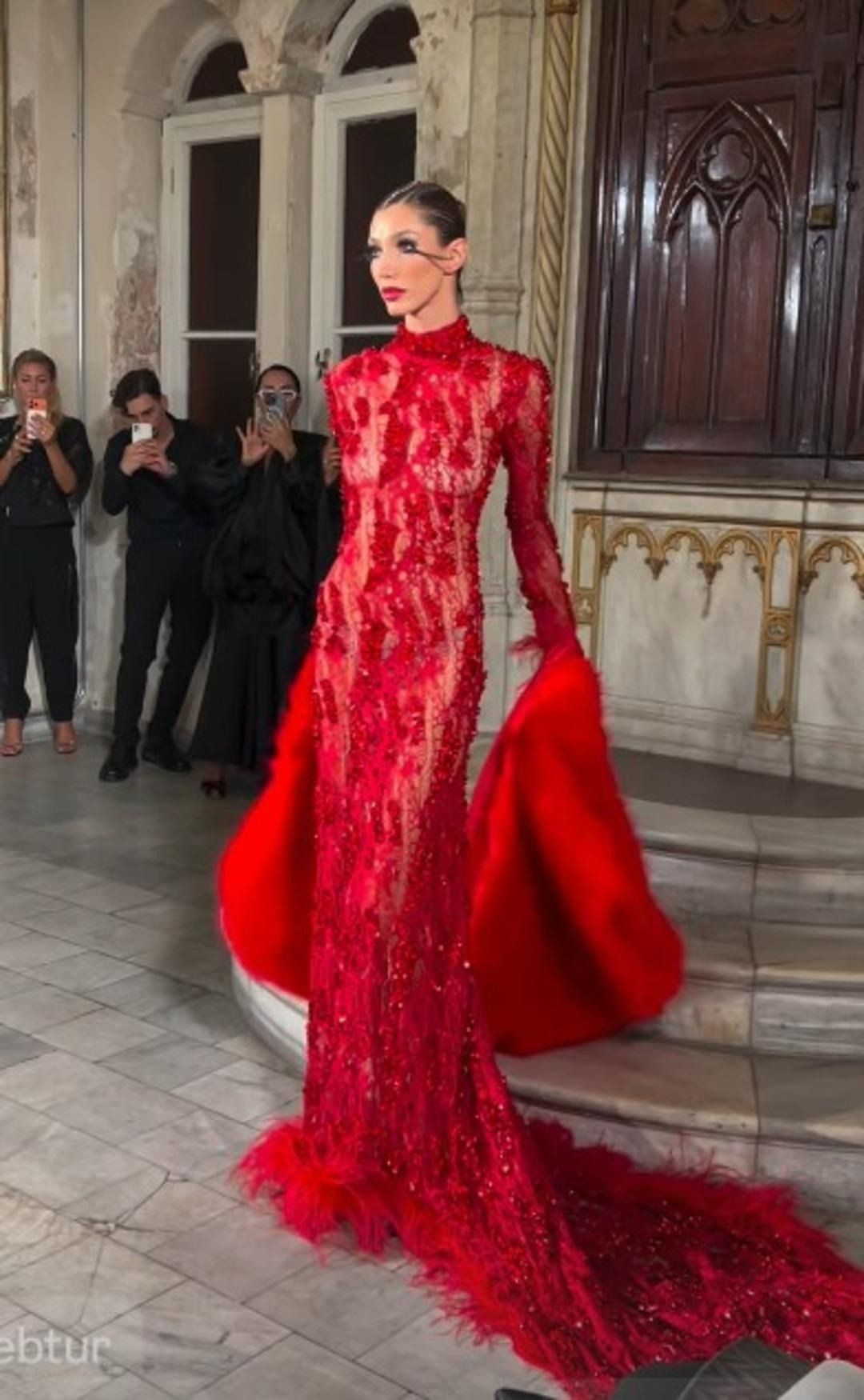 Şevval Şahin transparan kıyafetiyle nefes kesti! Geceye damga vuran seçim - Sayfa 4