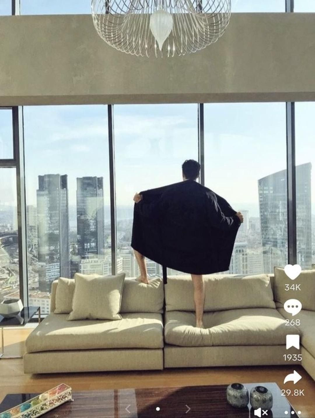 Çağlar Ertuğrul'dan ortalığı karıştıracak poz! Bornozunun önünü açıp... - Sayfa 2