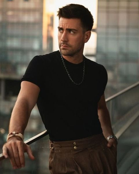 Çağlar Ertuğrul'dan ortalığı karıştıracak poz! Bornozunun önünü açıp... - Sayfa 1