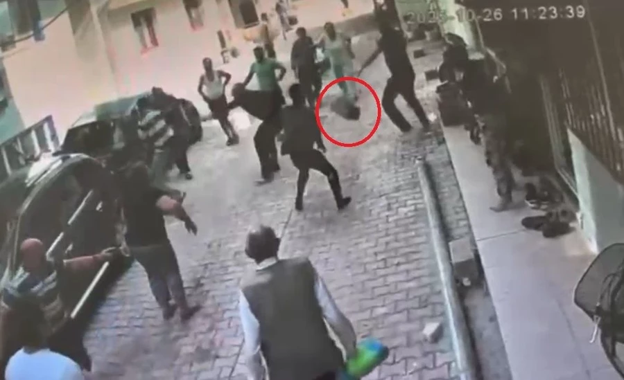 Birbirlerine kaldırım taşlarıyla saldırdılar! Kavganın sebebi pes dedirtti - Sayfa 1