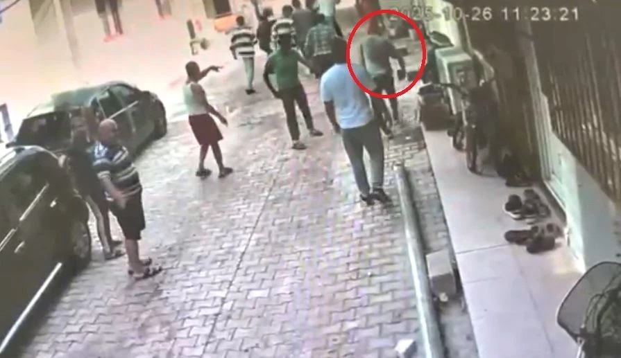 Birbirlerine kaldırım taşlarıyla saldırdılar! Kavganın sebebi pes dedirtti - Sayfa 4