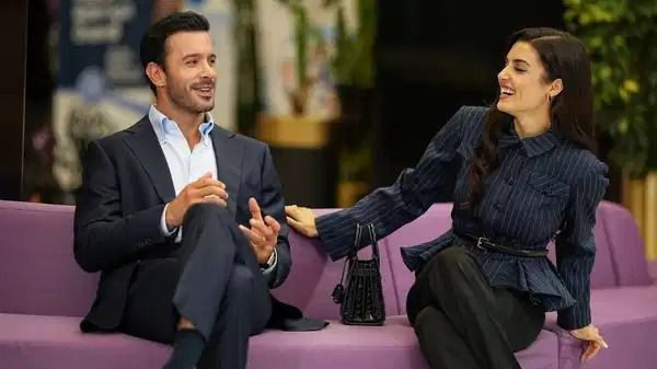 Hande Erçel ve Barış Arduç’un dizisinde deprem! Günü, hikayesi ve kadrosu değişti - Sayfa 1