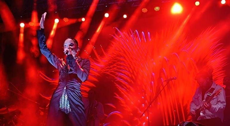 Zeynep Bastık konserde çileden çıktı! Öyle bir şey yaptılar ki... - Sayfa 4