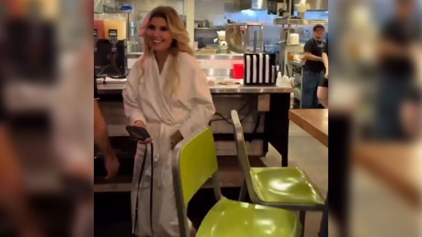 Gülben Ergen'i görenler gözlerine inanamadı! Bornozuyla hamburgerciye gitti - Sayfa 3