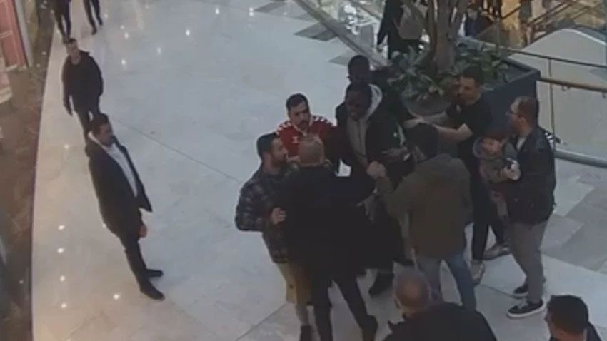 Korku dolu anların görüntüsü ortaya çıktı: Milli futbolcuya AVM'de silah çektiler! - Sayfa 1