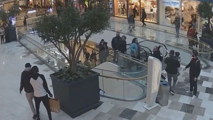 Korku dolu anların görüntüsü ortaya çıktı: Milli futbolcuya AVM'de silah çektiler! - Sayfa 3