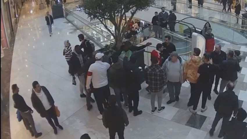 Korku dolu anların görüntüsü ortaya çıktı: Milli futbolcuya AVM'de silah çektiler! - Sayfa 4