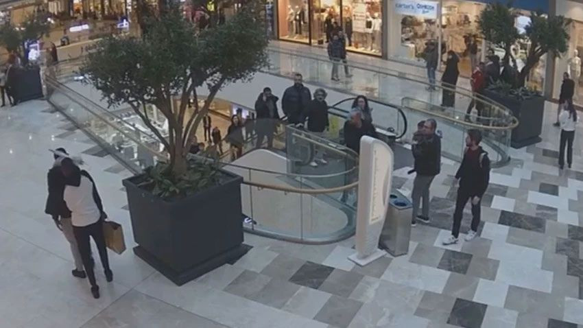 Korku dolu anların görüntüsü ortaya çıktı: Milli futbolcuya AVM'de silah çektiler! - Sayfa 2