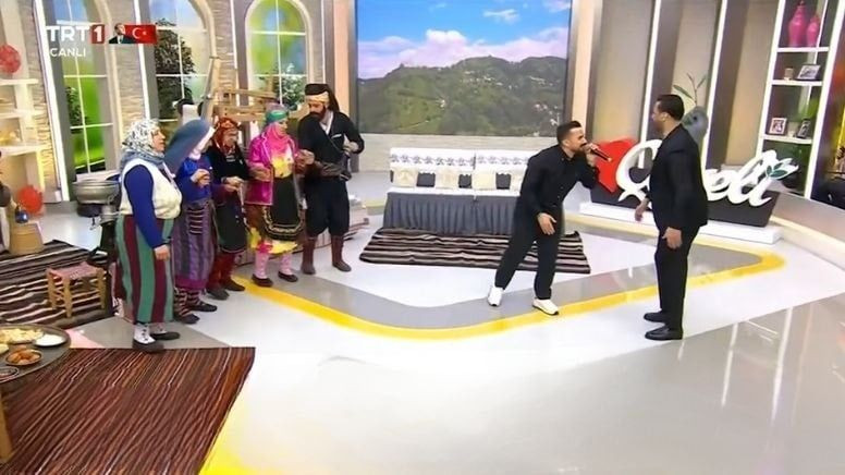 10 Kasım'da TRT'den tepki çeken görüntüler! Horon tepip türkü söylediler! - Sayfa 3