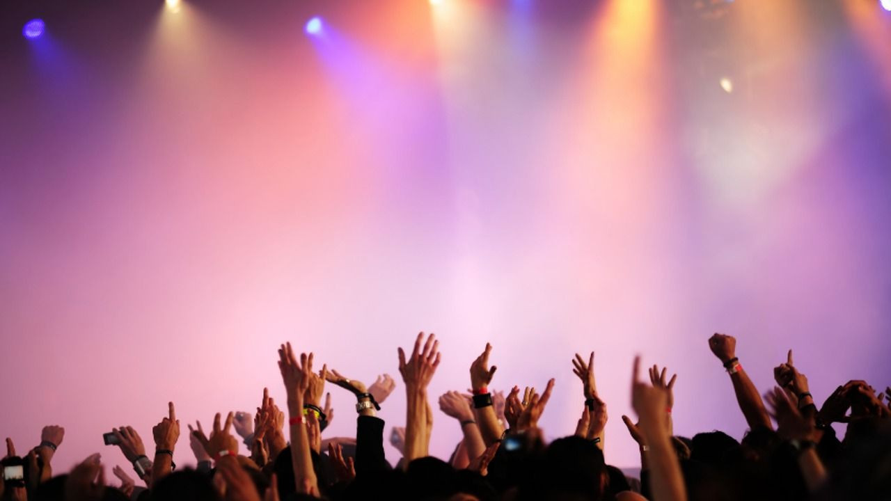 Ünlülerin yılbaşı sahne ücretleri belli oldu! İşte en çok kazanacak o sanatçı… - Sayfa 2