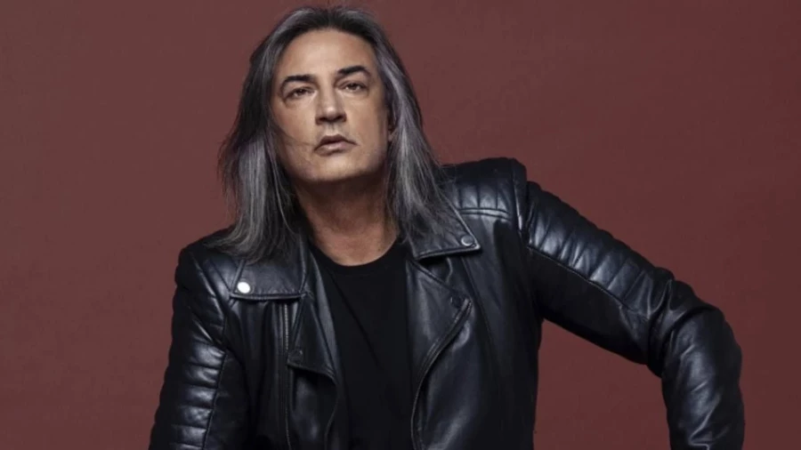 Ünlü şarkıcı hayranlarını korkuttu: Sahnede bir anda yere düştü - Sayfa 1