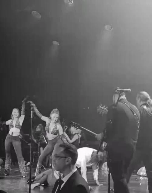 Ünlü şarkıcı hayranlarını korkuttu: Sahnede bir anda yere düştü - Sayfa 4