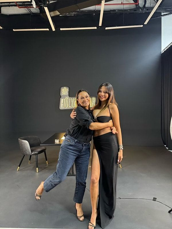 'Fuhuşa teşvik' olarak değerlendirildi: Hülya Avşar ve Merve Taşkın hakkında suç duyurusu! - Sayfa 1