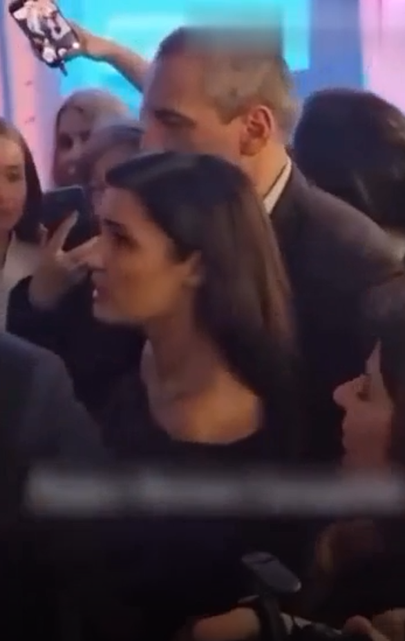 Hande Erçel’i çileden çıkartan hareket: Korumasını azarladı - Sayfa 4