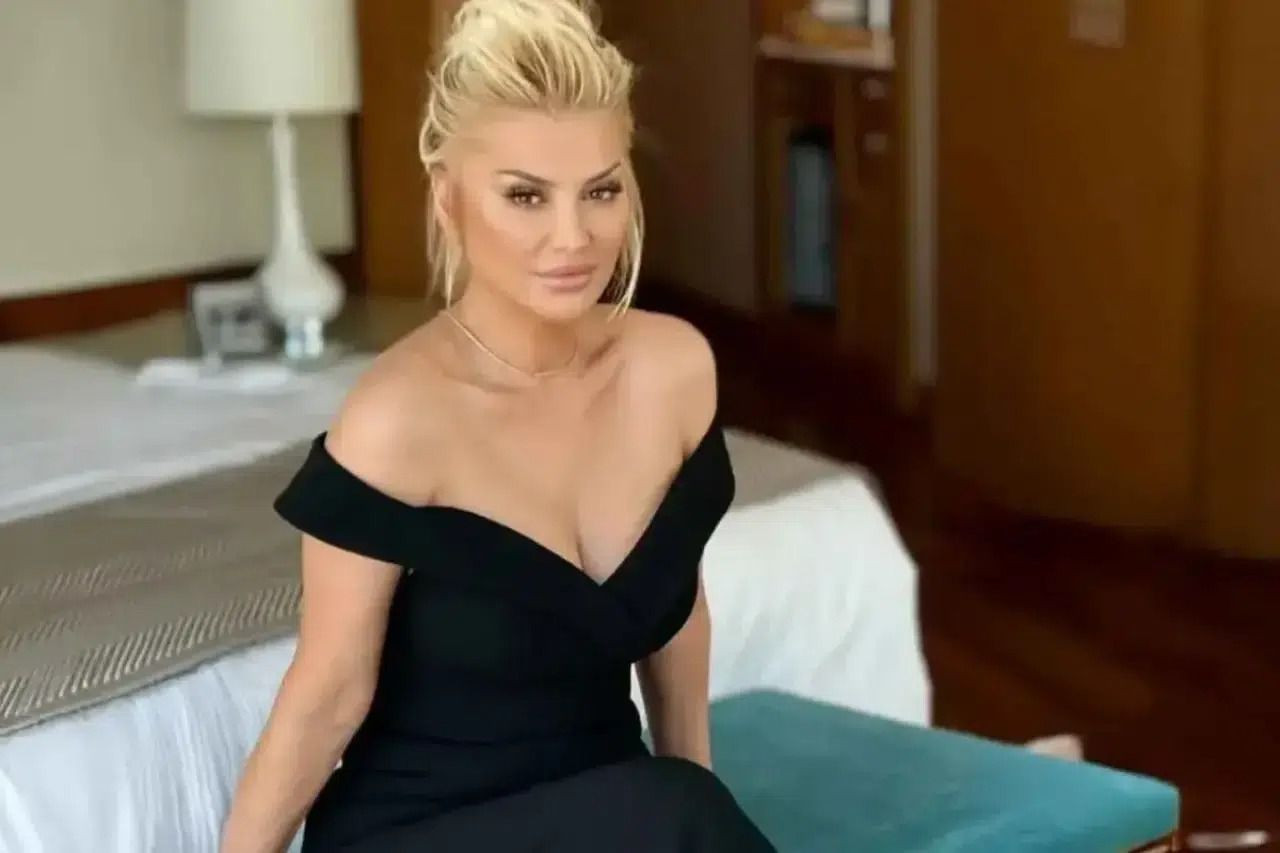 Ünlü sunucu gecelikle balkon suladı ortalık karıştı! O isim dayanamadı... - Sayfa 1