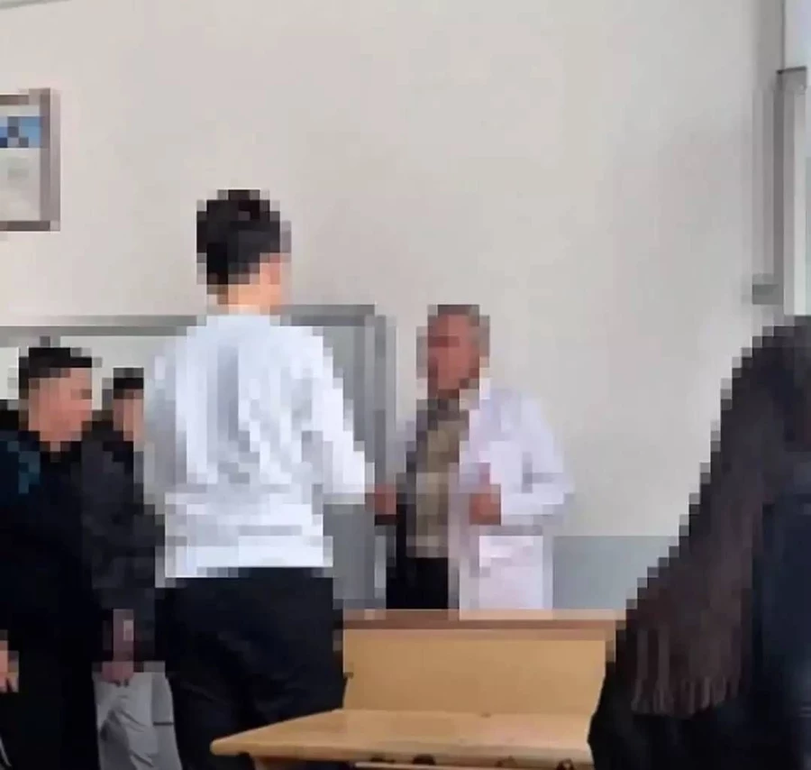 Ankara'daki bir lisede skandal görüntüler! Öğretmene yapılan saygısızlık tepkilere neden oldu - Sayfa 1