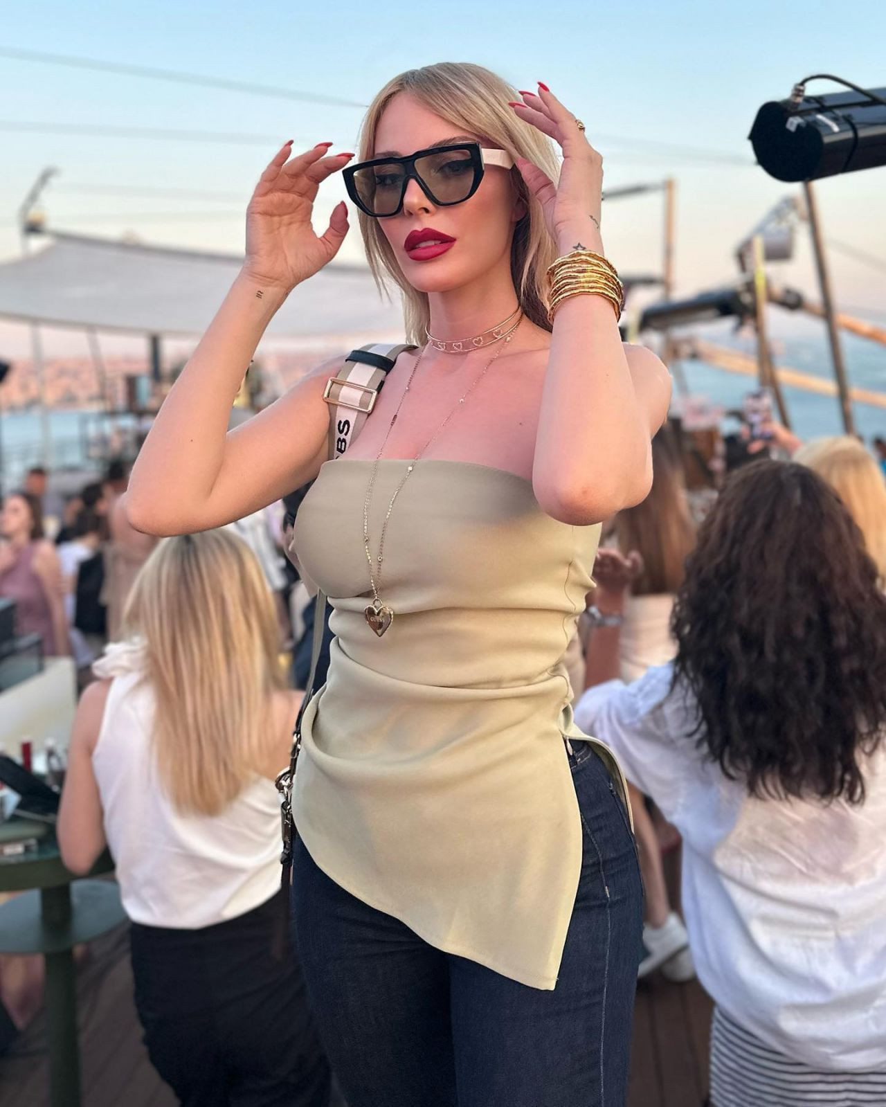 Ünlü ekran yüzü Hande Sarıoğlu çıldırdı: Vasıfsızlar, pislikler, teste girseniz… - Sayfa 14