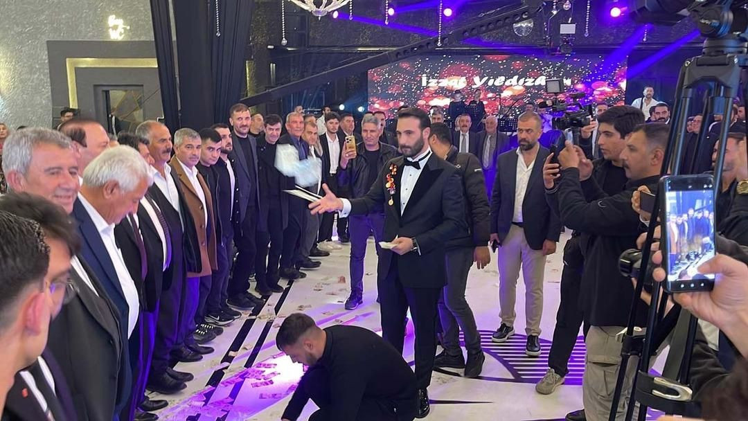 Böyle düğün ne görüldü ne duyuldu! AKP'li eski vekilin ailesi Barzani'yle akraba oldu... - Sayfa 11