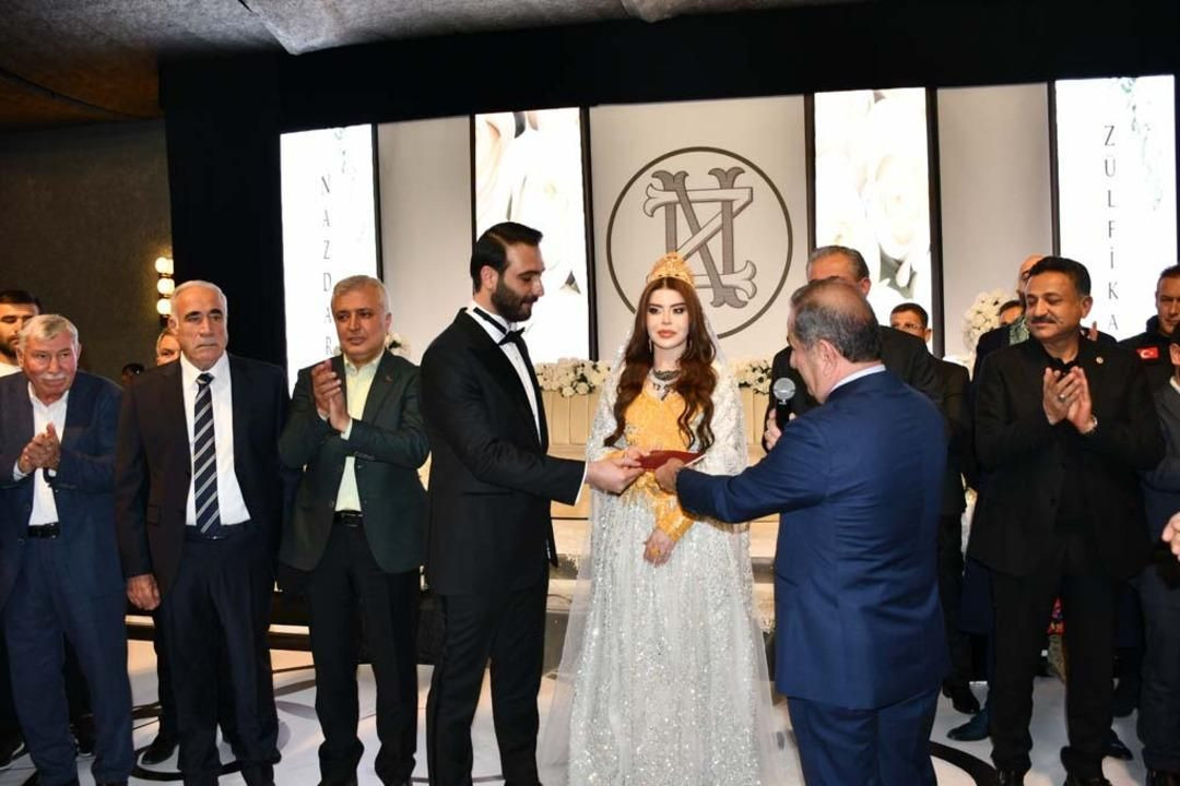 Böyle düğün ne görüldü ne duyuldu! AKP'li eski vekilin ailesi Barzani'yle akraba oldu... - Sayfa 10