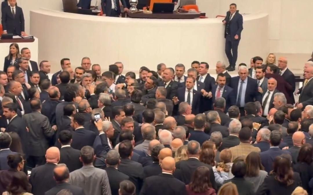 TBMM’de kavga çıktı! AK Parti ile CHP’li vekiller birbirine girdi! - Sayfa 4